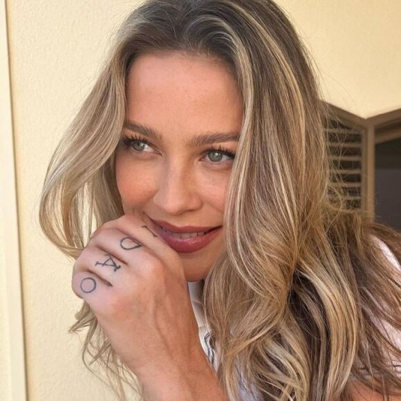 Atualmente em Ibiza, na Espanha, Luana Piovani deixou a vergonha de lado e posou fazendo topless