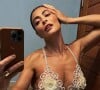 Juliana Paes posa na praia com look branco fendado e deixa internautas encantados com cliques