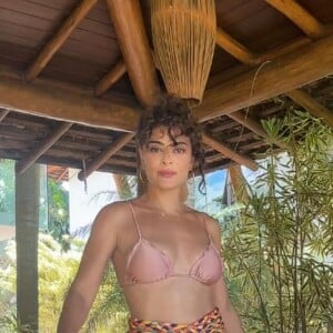 Preso apenas por uma amarração lateral, look de Juliana Paes deixou à mostra suas curvas e encantou seguidores