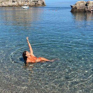 Juliana Paes se jogou na água com o vestido branco e ganhou muitos elogios de seguidores