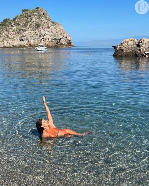 Juliana Paes se jogou na água com o vestido branco e ganhou muitos elogios de seguidores