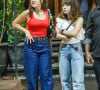 Maisa Silva e Klara Castanho combinaram calça jeans ao irem jantar em restaurante japonês do Rio de Janeiro