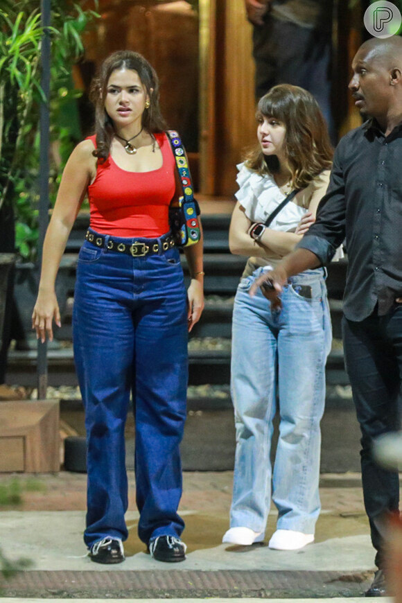 Maisa Silva escolheu um calça jeans de tonalidade escura, enquanto Klara Castanho apostou em modelo de cor mais básica