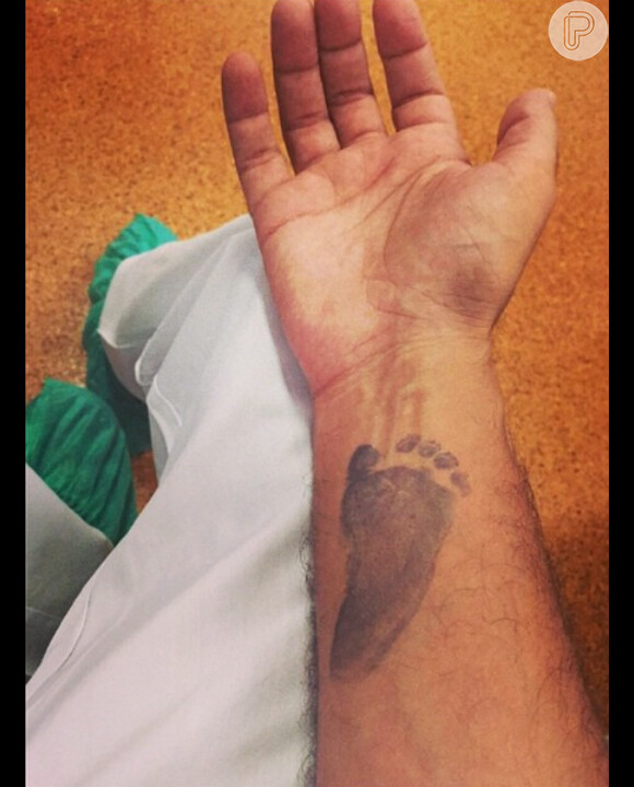 Giuseppe Dioguardi, marido da atriz, compartilhou uma foto em sua rede social na qual mostra o pezinho de Maria 'tatuado' em seu braço após o parto, que fez questão de acompanhar