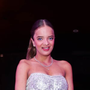 Rafaella Justus escolheu um vestido curto e prateado para abrir a pista de dança de sua festa