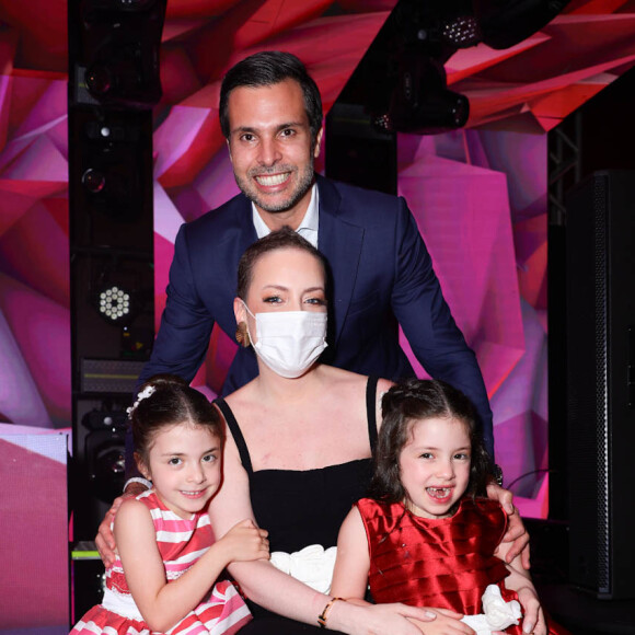 Fabiana Justus posou com o marido, Bruno Levi D'Ancona, e as filhas gêmeas na festa de 15 anos de Rafaella Justus