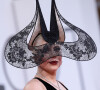 Lady Gaga usou um headpice rendado, criado em 2001 pelo chapeleiro irlandês Philip Treacy.


