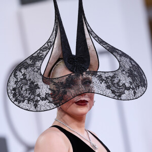 Lady Gaga usou um headpice rendado, criado em 2001 pelo chapeleiro irlandês Philip Treacy.


