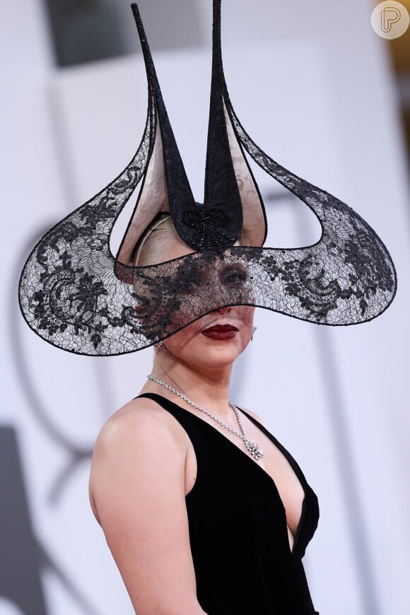 Lady Gaga usou um headpice rendado, criado em 2001 pelo chapeleiro irlandês Philip Treacy.


