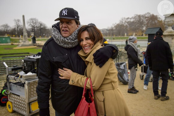 Gloria Pires abraça o diretor Dennis Carvalho nas gravações de 'Babilônia' em Paris