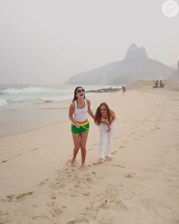 Rafa Justus elegeu um look all white batante confortável para aproveitar o passeio pela areia com a amiga