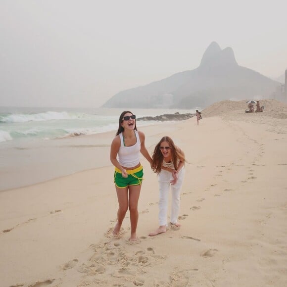 Rafa Justus elegeu um look all white batante confortável para aproveitar o passeio pela areia com a amiga