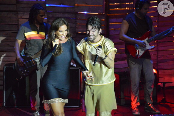 Ivete Sangalo se apresenta de vestido justo e curto na gravação do DVD de Saulo Fernandes, em Salvador, na Bahia, em 5 de abril de 2013