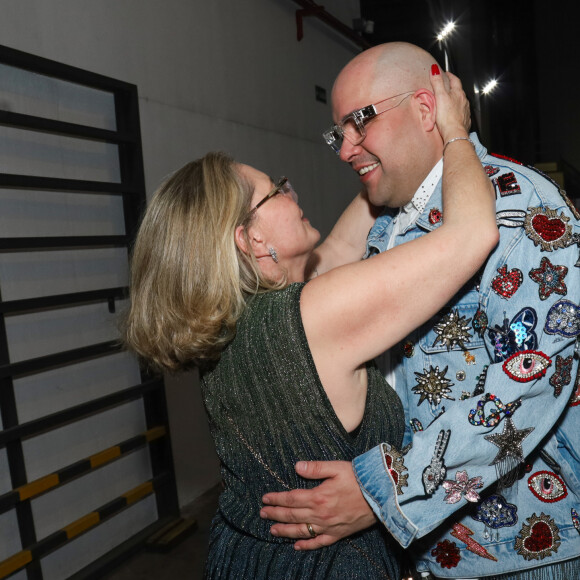 Tiago Abravanel ganhou carinho da mãe, Cintia Abravanel, na estreia VIP de 'Hairspray' em teatro de São Paulo