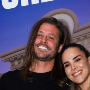 Wanessa Camargo combinou all black com Dado Dolabella, seu namorado, ao prestigiaram a peça 'HairSpray'