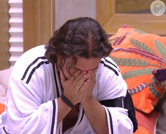Marco chora sozinho no sofá após a eliminação de Francieli do 'BBB15'