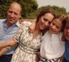 Kate Middleton publicou o vídeo ao lado da família, nas redes sociais, para contar a novidade.