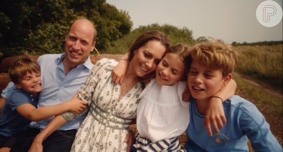 Kate Middleton publicou o vídeo ao lado da família, nas redes sociais, para contar a novidade.