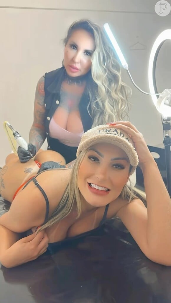 Sabrina Boing Boing voltou à midia depois de fazer uma tatuagem anal em Andressa Urach