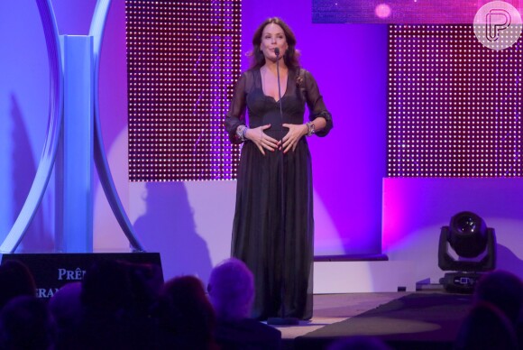 Carolina Ferraz mostrou o barrigão de grávida na cerimônia do Prêmio Cesgranrio de Teatro