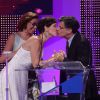 Paulo Betti também deu selinho em Julia Lemmertz durante a cerimônia do Prêmio Cesgranrio de Teatro