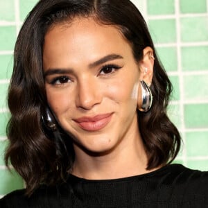 Bruna Marquezine volvou a seguir Yasmin Brunet no Instagram, mas web não perdoou namorada de João Guilherme: 'Vai Yasmin, remove ela'