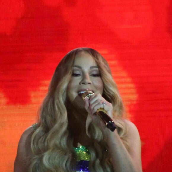 Mariah Carey iniciou show no Rock in Rio com vestido com a bandeira do Brasil