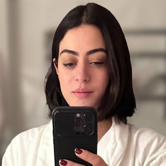 Carol Castro valoriza bumbum torneado em foto de biquíni renovando o bronzeado