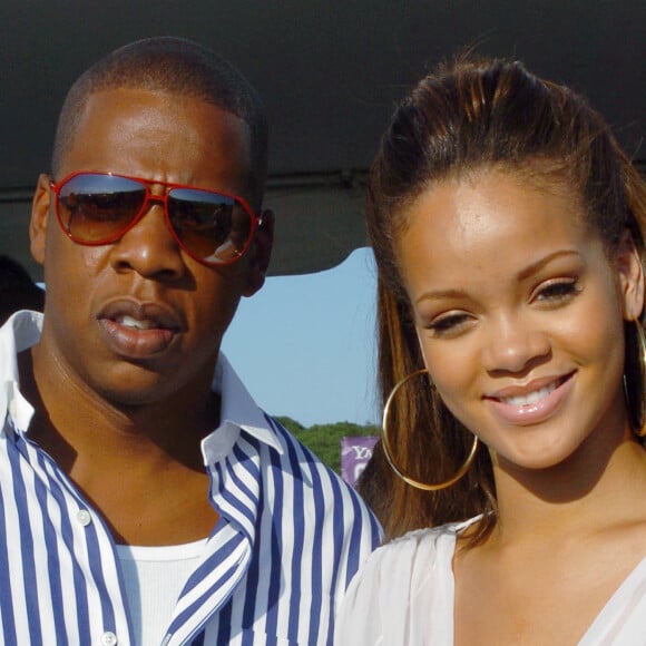 Teorias bizarras sobre o assunto chegaram até Rihanna, que foi descoberta em Barbados em 2004 e teve Jay-Z como empresário durante a maior parte da carreira