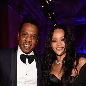 Rumor indica Rihanna teria ficado horas 'trancada' em uma sala com Jay-Z na Roc Nation até que assinasse seu contrato