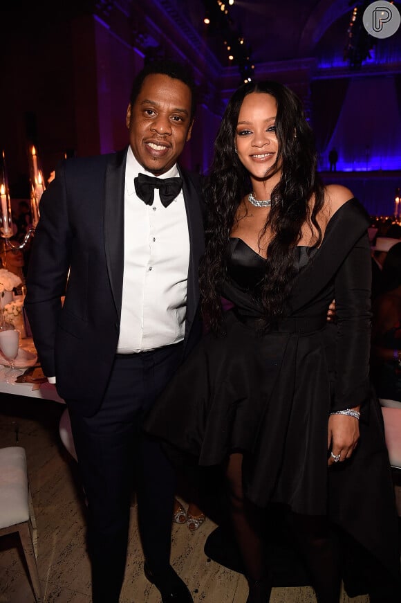 Rumor indica Rihanna teria ficado horas 'trancada' em uma sala com Jay-Z na Roc Nation até que assinasse seu contrato