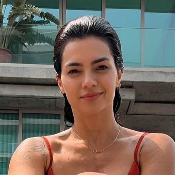 Kelly Key posa de biquíni, empina o bumbum ao máximo em piscina e leva web ao delírio