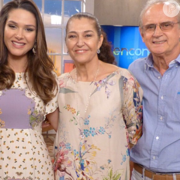 Fernanda Machado posou com seus pais após sua participação no programa 'Encontro'