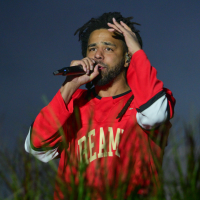 No mesmo ano de 'She Knows', J. Cole foi cancelado por música com letra problemática: 'Ignorante'