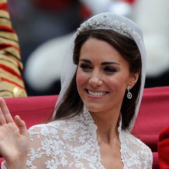 A princesa Kate Middleton usou joias de Lady Di, sua sogra, ao se casar com o príncipe William