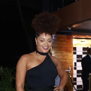 Juliana Alves escolheu um vestido preto assimétrico para assistir ao primeiro capítulo da novela 'Volta por Cima', nova trama das sete