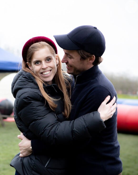 O Palácio de Buckingham publicou, nas redes sociais, nesta terça-feira (01), o anúncio de mais um bebê real à caminho, em uma foto da Princesa Beatrice e do esposo Edoardo Mapelli Mozzi, num abraço.