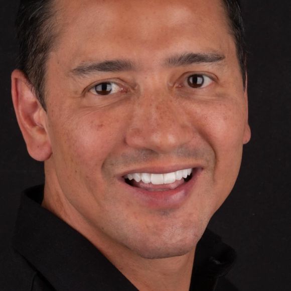 Dr. Viotto é conhecido por realizar procedimentos dentários em diversas celebridades como João Guilherme e Bruna Biancardi