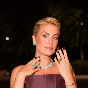 Ana Hickmann finalizou com um recado carinhoso - que também parecia uma menção ao passado com Alexandre Correa: 'Construir uma nova história, com momentos mais leves'