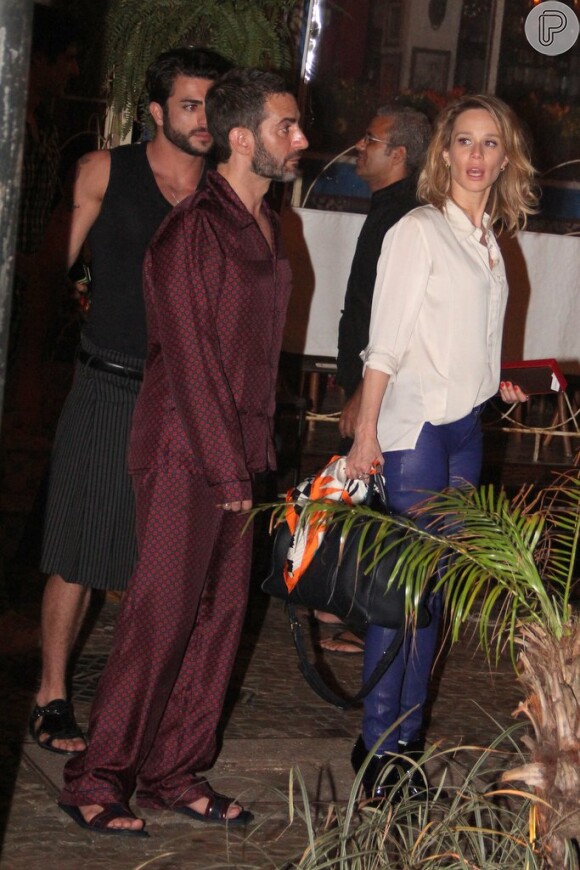 Mariana Ximenes, Marc Jacobs e o namorado, Harry Louis, saem do restaurante em Ipanema, no Rio
