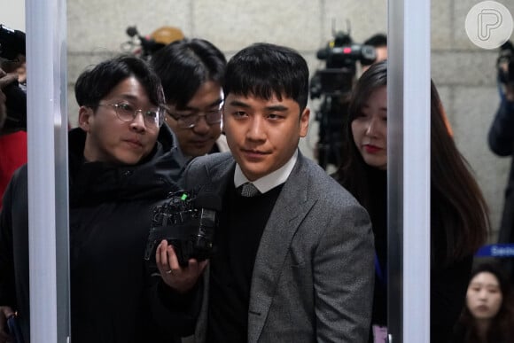 De acordo com as investigações, Seungri foi acusado de abusos no clube noturno Burning Sun, como prostituição e tráfico de drogas, como também jogos ilegais.