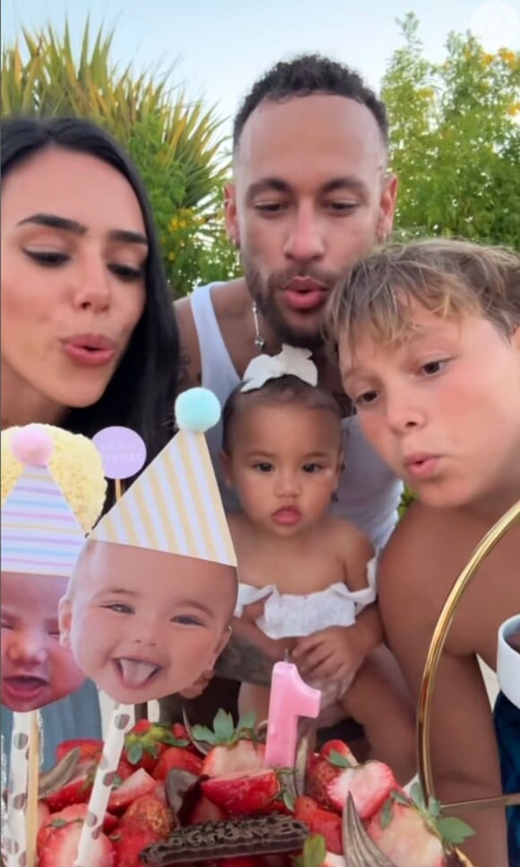 Neymar e Bruna Biancardi comemoraram o 1º ano de Mavie em família