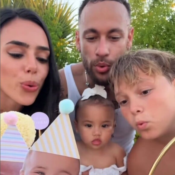 Neymar e Bruna Biancardi comemoraram o 1º ano de Mavie em família