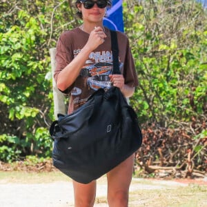 Nesta segunda-feira (07), Agatha Moreira foi clicada na praia da Barra da Tijuca, no Rio de Janeiro