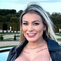 De lingerie, Andressa Urach valoriza big seios em palácio histórico da França e web reage: 'Maria Antonieta se mordendo de inveja'