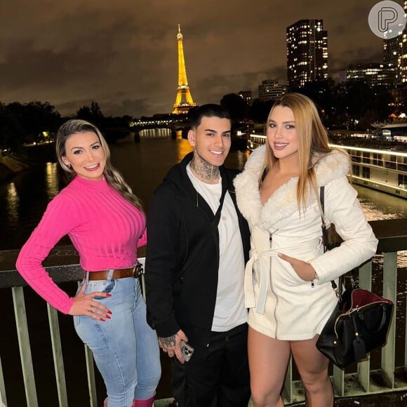 Andressa Urach está viajando para Paris, na França, acompanhada do filho e nora