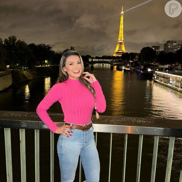 Agora solteira, Andressa Urach tem atualizado suas redes sociais com várias fotos na capital do amor