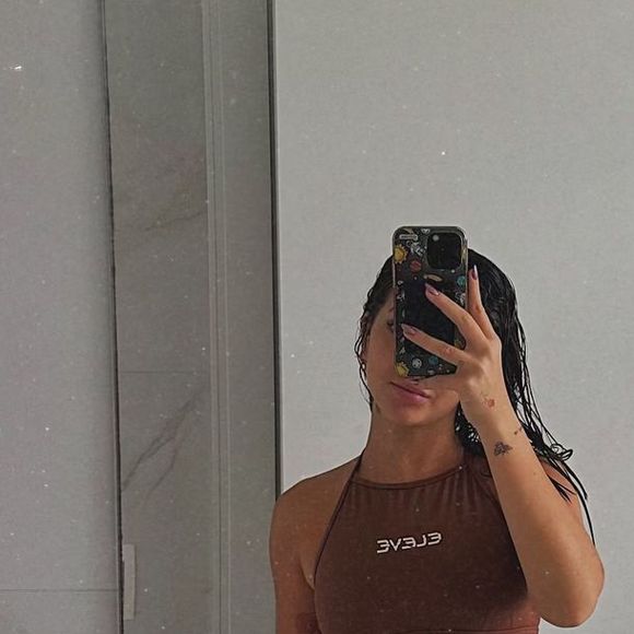 Para definir o corpo, Mel Maia pega pesado na academia diariamente, com a ajuda de uma personal trainer