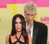 Megan Fox, namorada do cantor Machine Gun Kelly, impressiona por seu corpo sarado em red carpets