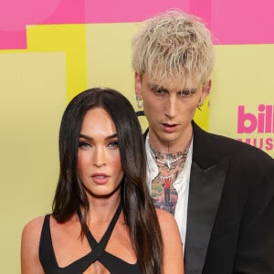 Megan Fox, namorada do cantor Machine Gun Kelly, impressiona por seu corpo sarado em red carpets